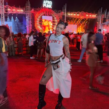 De regata e fenda, filha de Xanddy e Carla Perez faz aparição rara durante festa em Salvador