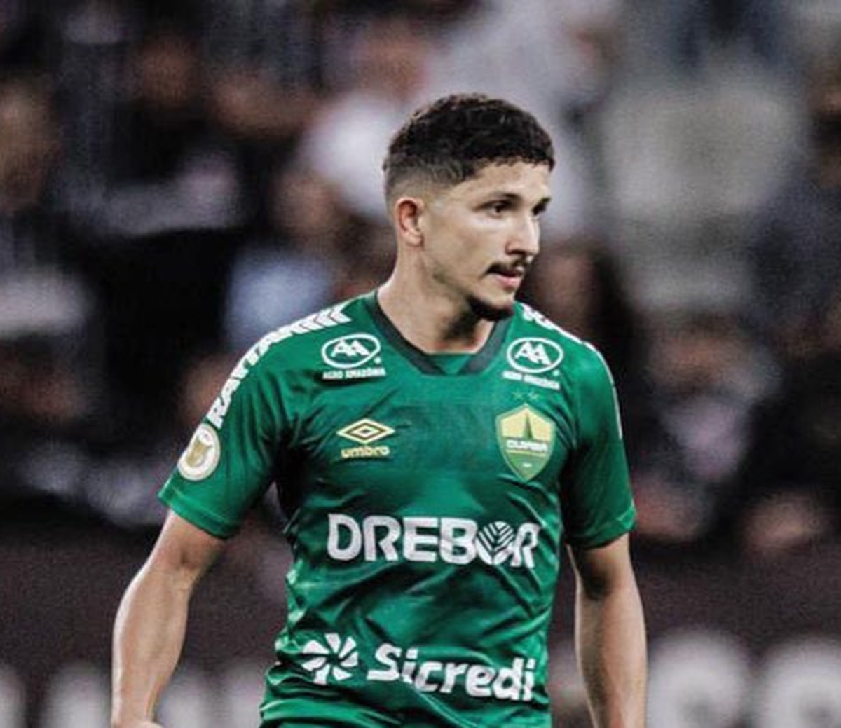 Ex de Iza, Yuri Lima volta aos gramados após anunciar aposentadoria