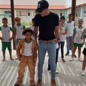 Zé Vaqueiro visita escola em Juazeiro e surpreende fã mirim que viralizou nas redes sociais