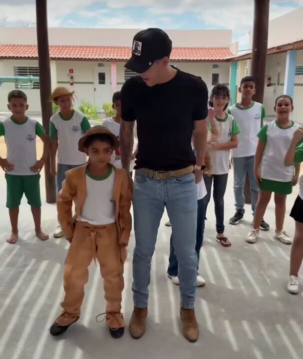 Zé Vaqueiro visita escola em Juazeiro e surpreende fã mirim que viralizou nas redes sociais
