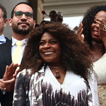 Zezé Motta recebe título de Cidadã de Salvador com homenagem na Câmara Municipal