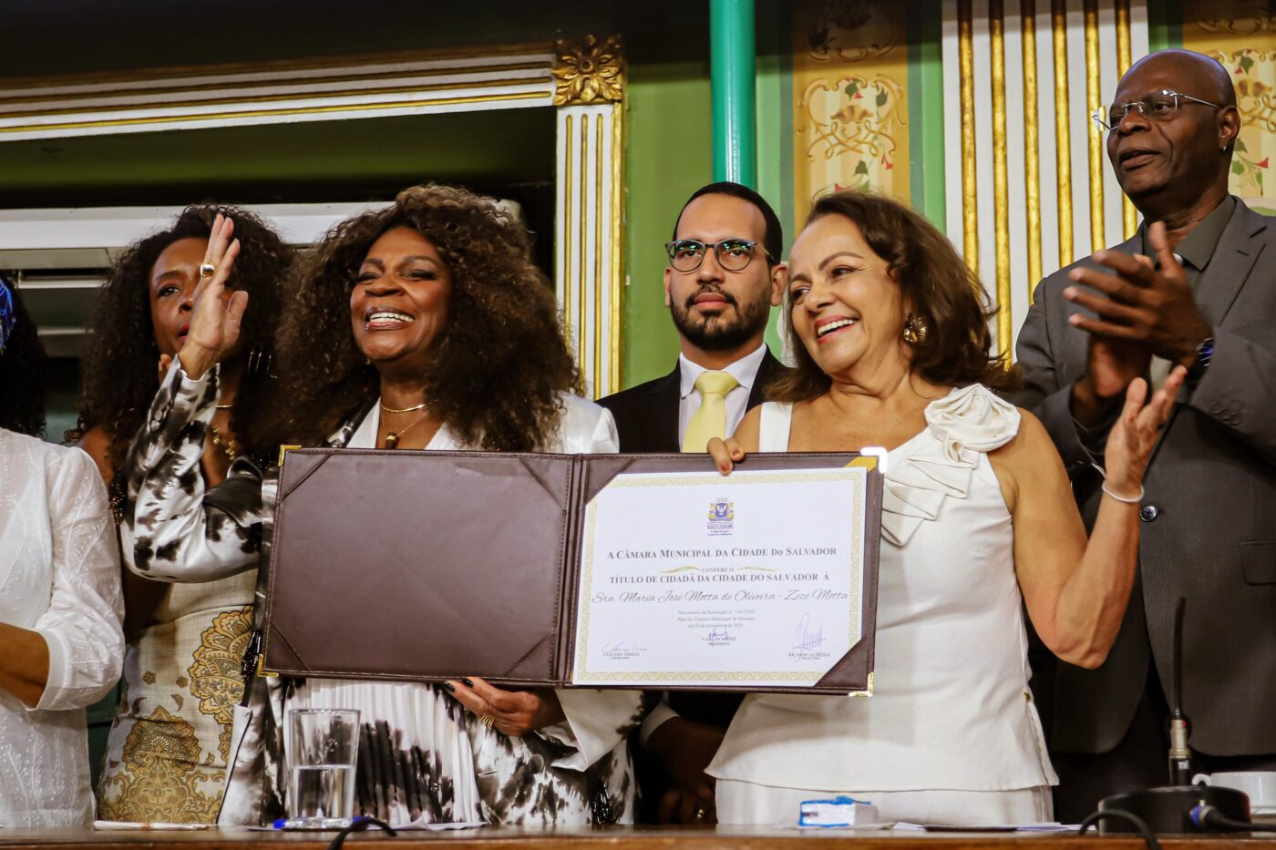Zezé Motta recebe título de Cidadã de Salvador com homenagem na Câmara Municipal