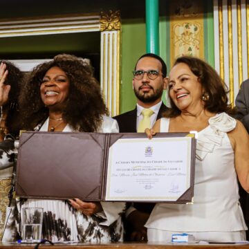 Zezé Motta recebe título de Cidadã de Salvador com homenagem na Câmara Municipal