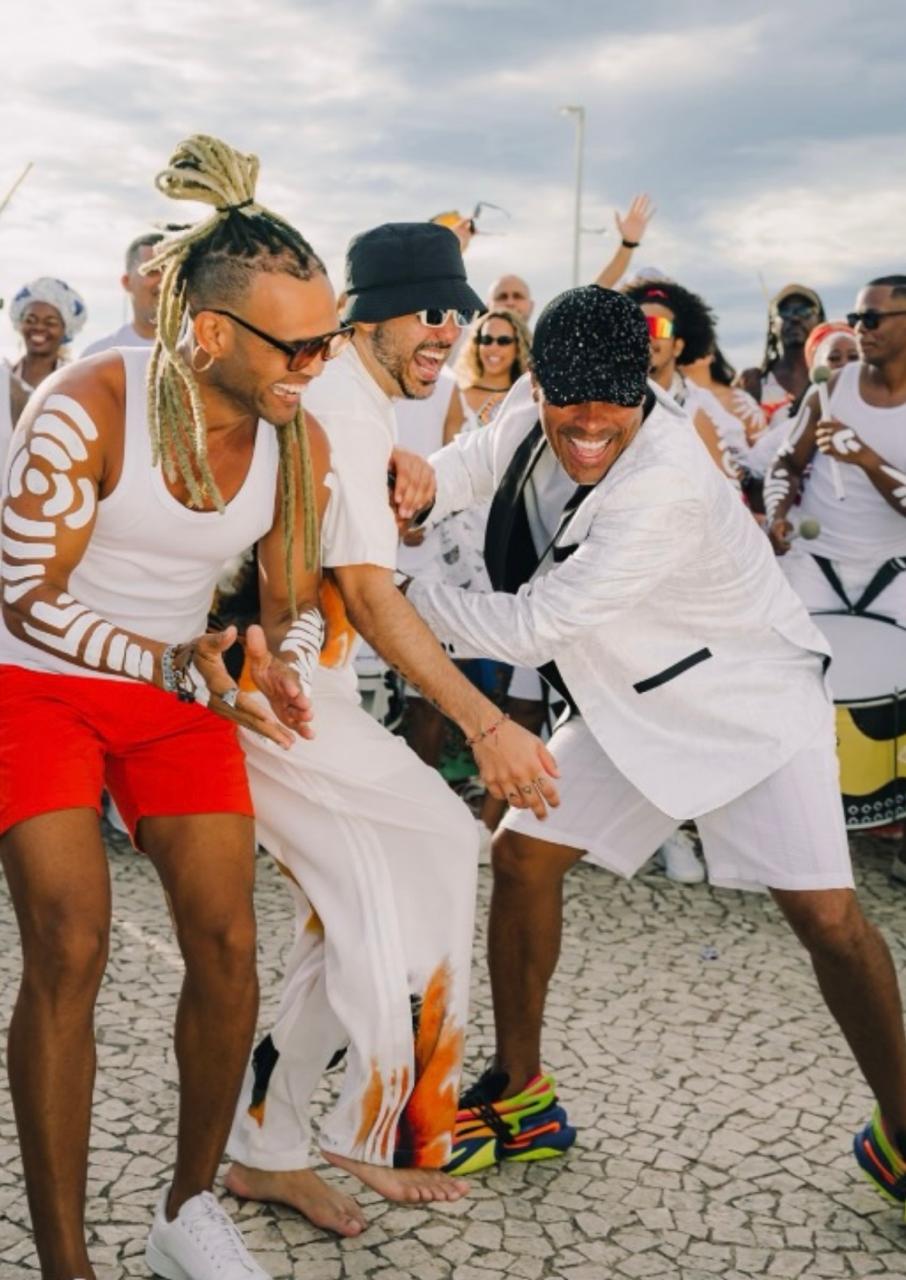 Tomate e Timbalada transformam Farol da Barra em Carnaval durante gravação de clipe; veja vídeo
