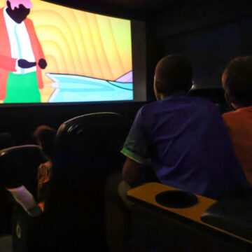 Crianças e adolescentes acolhidos visitam cinema pela primeira vez em passeio promovido pela Prefeitura