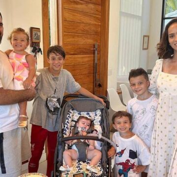 Juliano Cazarré reúne seis filhos e avisa: ‘A gente quer o próximo’
