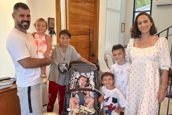 Juliano Cazarré reúne seis filhos e avisa: ‘A gente quer o próximo’