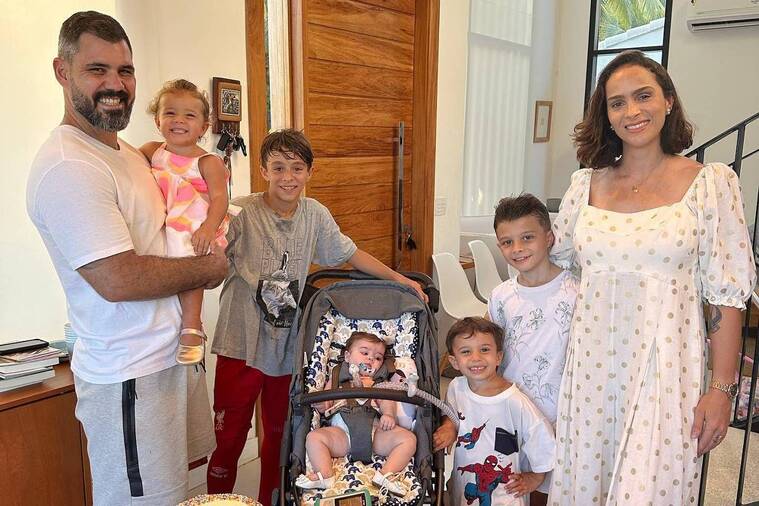 Juliano Cazarré reúne seis filhos e avisa: ‘A gente quer o próximo’