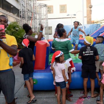 Prefeitura realiza baile de Natal especial para filhos de vendedores ambulantes em Salvador