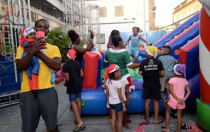 Prefeitura realiza baile de Natal especial para filhos de vendedores ambulantes em Salvador