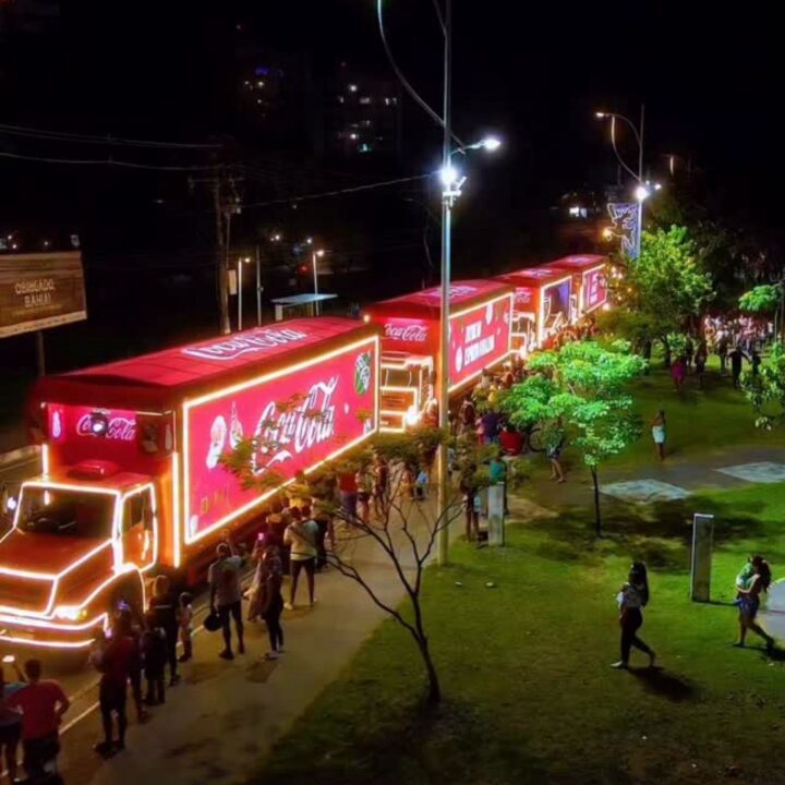 Caravana de Natal da Coca-Cola percorre ruas de Salvador com Papai e Mamãe Noel