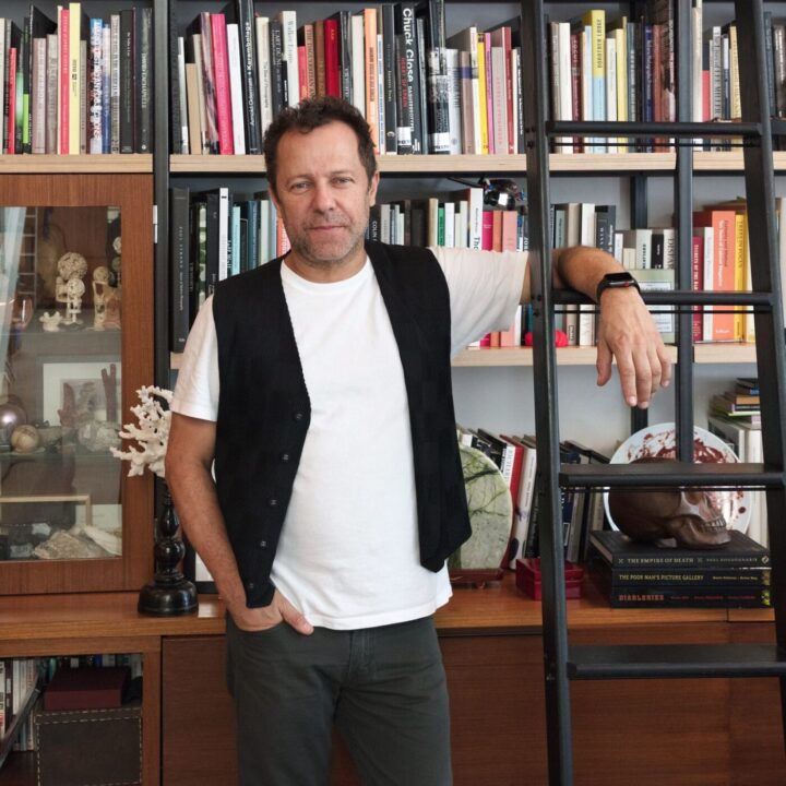 Vik Muniz chega a Salvador para abrir maior retrospectiva de sua carreira no MAC Bahia