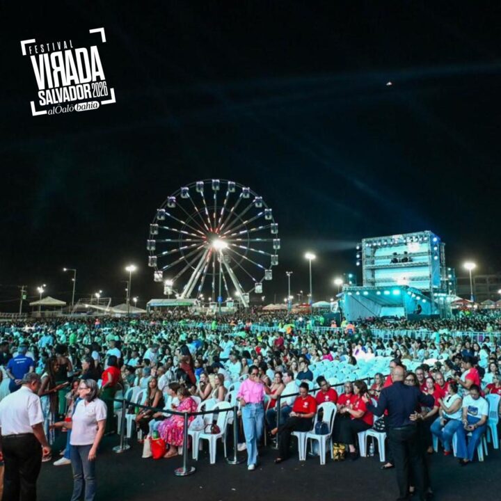 Fiéis cantam em coro durante missa de Natal com Frei Gilson em Salvador