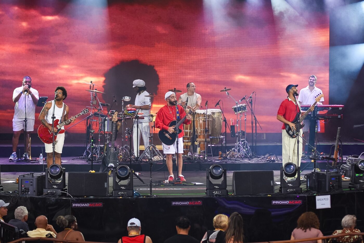 Filho e netos de Gilberto Gil abrem primeira noite de shows no Navio Tempo Rei; veja fotos