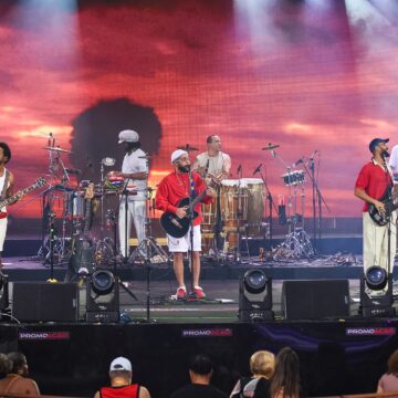 Filho e netos de Gilberto Gil abrem primeira noite de shows no Navio Tempo Rei; veja fotos