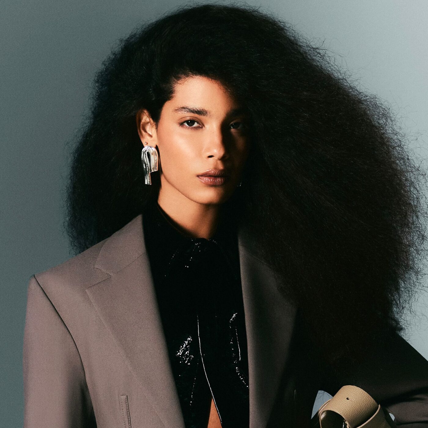 Modelo de Feira de Santana estreia na Vogue e exalta raízes: ‘Minha identidade é meu dendê’