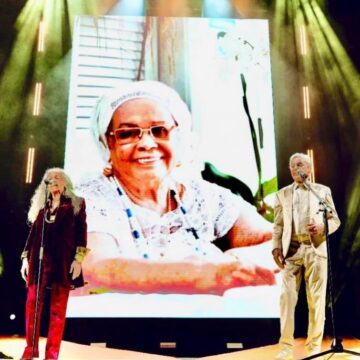 Maria Bethânia presta homenagem a Mãe Carmen do Gantois: “Profunda reverência”