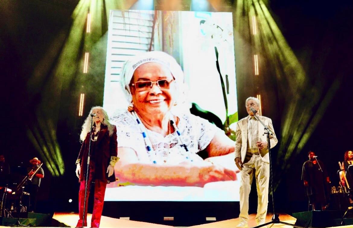Maria Bethânia presta homenagem a Mãe Carmen do Gantois: “Profunda reverência”