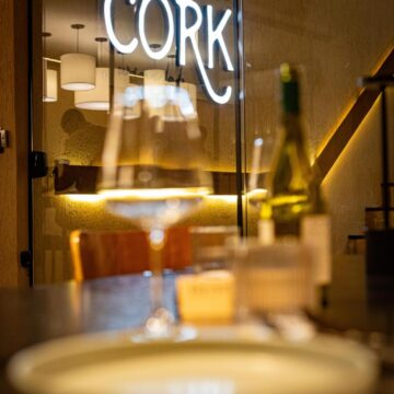 Salvador ganha endereço que une wine bar, loja e espaço de formação em vinhos: conheça o Cork Wine Lab