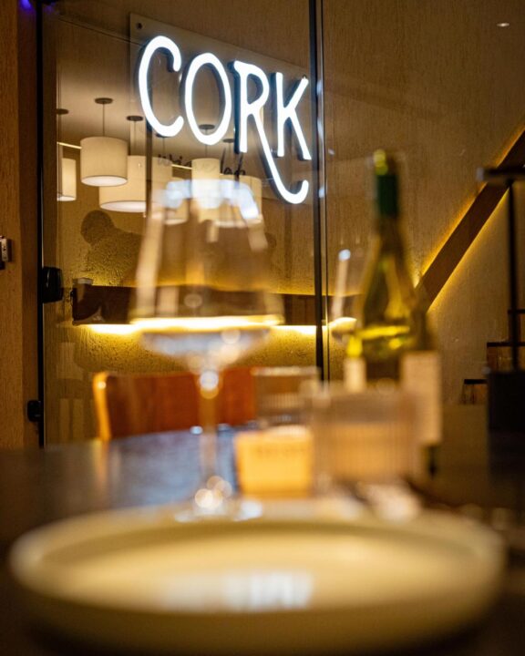 Salvador ganha endereço que une wine bar, loja e espaço de formação em vinhos: conheça o Cork Wine Lab