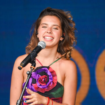 Flor Gil faz show acústico na beira da piscina no Navio ‘Tempo Rei’; veja fotos