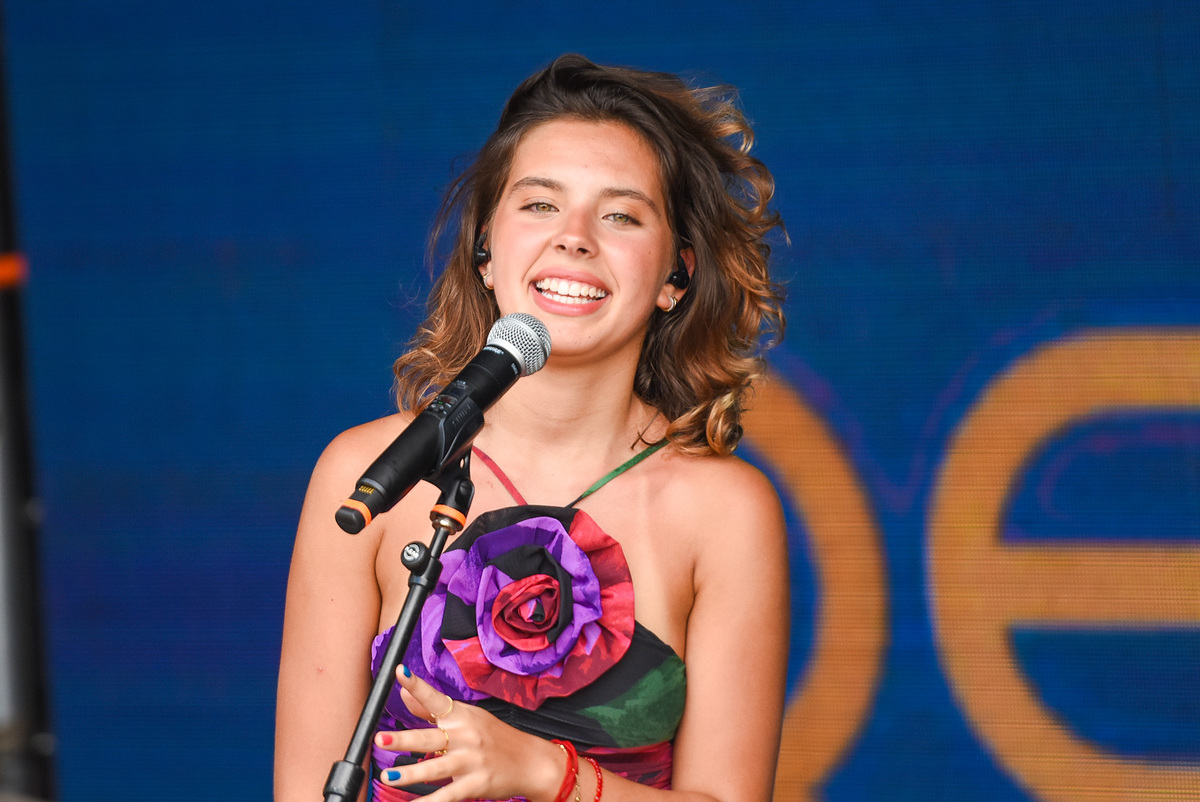 Flor Gil faz show acústico na beira da piscina no Navio ‘Tempo Rei’; veja fotos