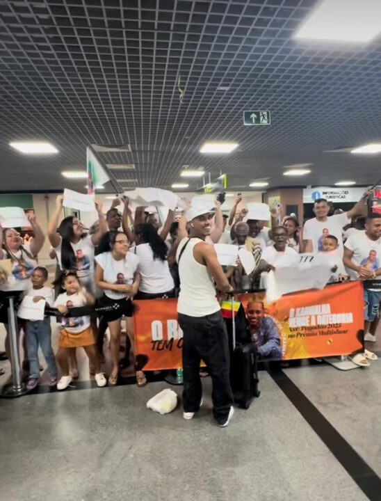 Após vencer Prêmio Multishow, O Kanalha é recebido com surpresa da família no aeroporto de Salvador; veja vídeo