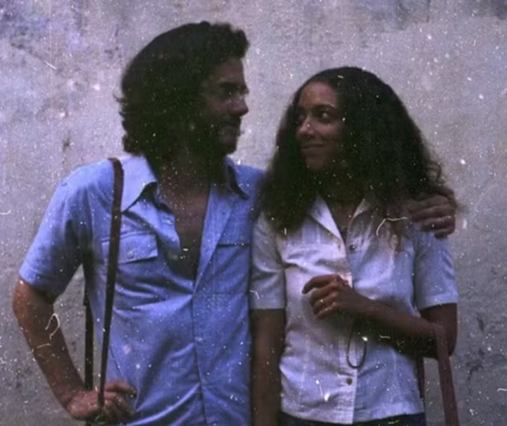 Alice Carvalho brinca sobre Wagner Moura não ter redes sociais após indicação ao Globo de Ouro