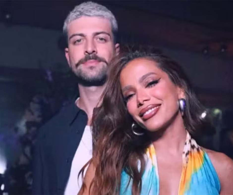 Anitta comenta apoio do namorado nos bastidores e confirma: ‘Estamos há um ano juntos’