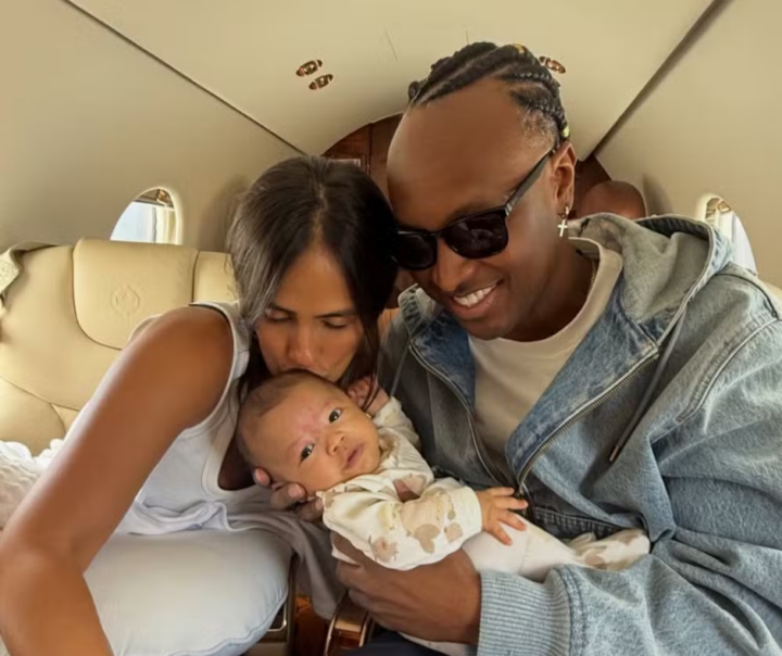 Thiaguinho e Carol Peixinho mostram rosto de Bento em primeira viagem da família