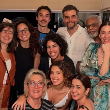 No Brasil para o Natal, Wagner Moura e a esposa se reúnem com Gilberto Gil e Alice Braga em Salvador