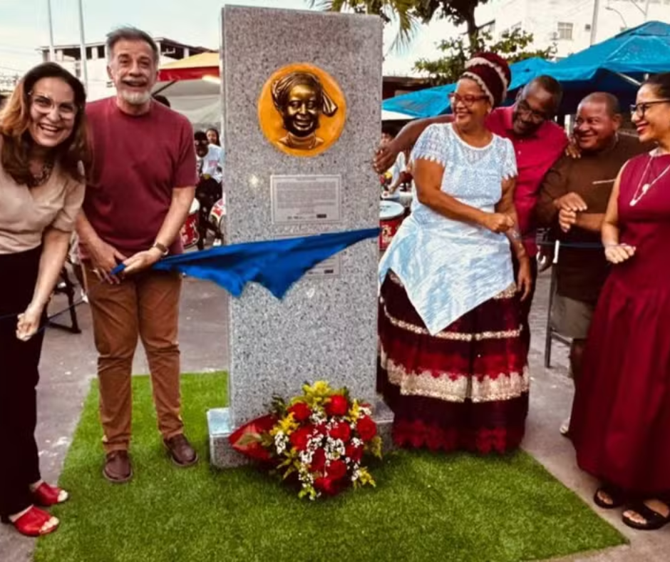 Monumento em homenagem a Cira do Acarajé é inaugurado em Salvador