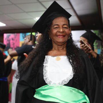 Nunca é tarde: EJA da Bahia forma alunos de até 83 anos em cerimônia histórica