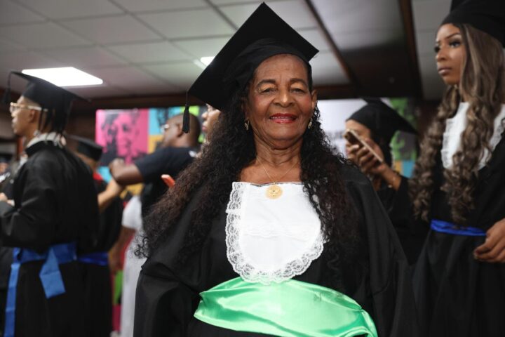 Nunca é tarde: EJA da Bahia forma alunos de até 83 anos em cerimônia histórica