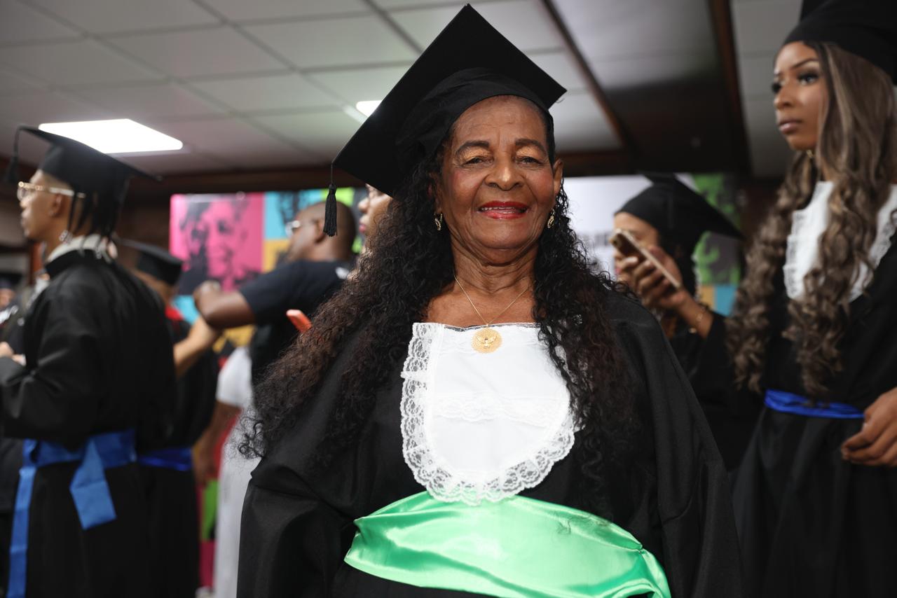 Nunca é tarde: EJA da Bahia forma alunos de até 83 anos em cerimônia histórica
