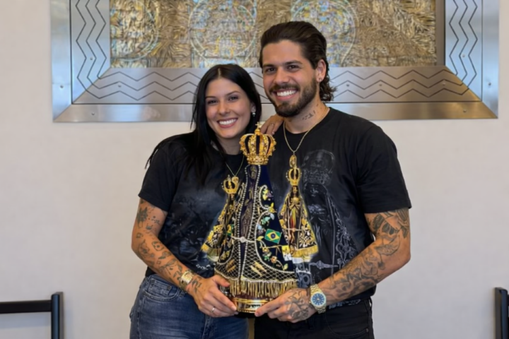 Devotos de Nossa Senhora Aparecida, Ana Castela e Zé Felipe visitam Santuário em SP