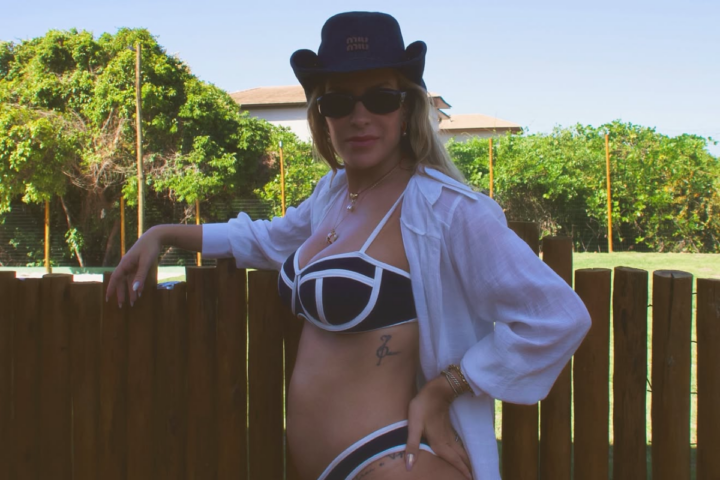 Lore Improta exibe barrigão na Praia do Forte; veja fotos