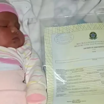 Pai muda nome da filha no registro sem avisar e mãe fica em choque: “Entrei em desespero”