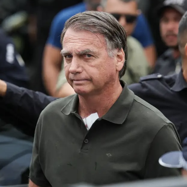 Bolsonaro deixa a prisão e é internado sob forte esquema de segurança