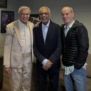 Encontro de titãs! Caetano Veloso, Gilberto Gil e Ney Matogrosso posam juntos em bastidores de premiação