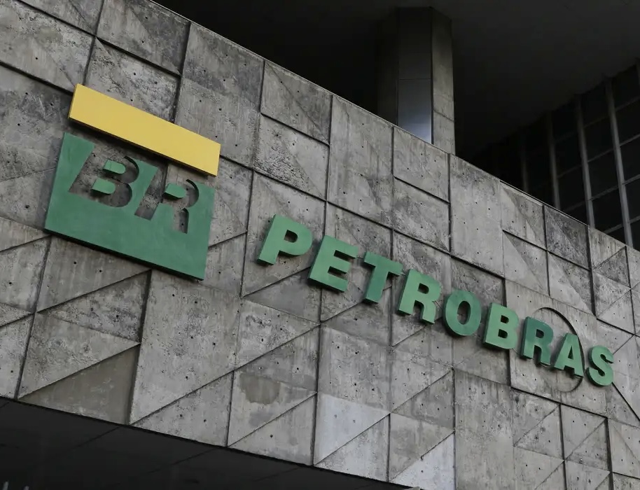 Refinarias e plataformas param atividades em greve nacional contra proposta da Petrobras