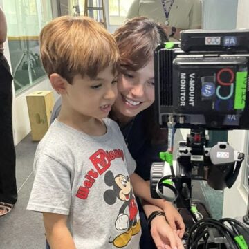 Ao lado do filho, Isis Valverde mostra bastidores de novo filme
