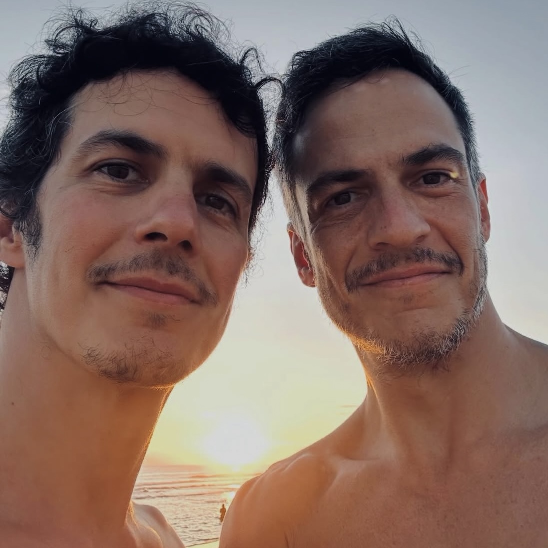 Mateus Solano posta foto com irmão e semelhança impressiona fãs: ‘Gêmeos?’