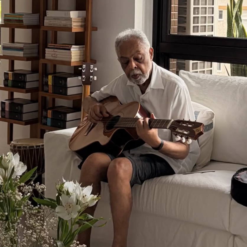 Flor Gil registra momento de descanso de Gilberto Gil em casa, no Corredor da Vitória