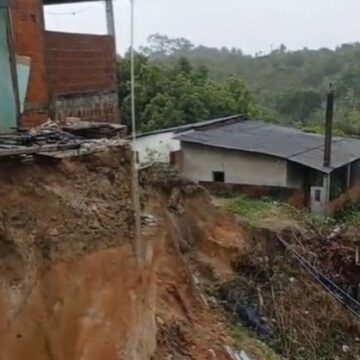 Chuva forte causa estragos e deixa cidades em alerta no sul da Bahia; rio sobe 6 metros em Pau Brasil