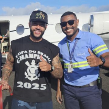 Após título e gol decisivo, Memphis Depay desembarca na Bahia para curtir dias de descanso