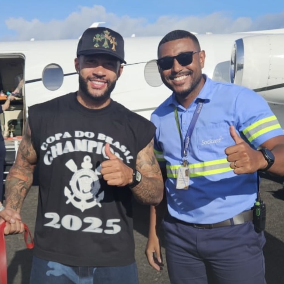 Após título e gol decisivo, Memphis Depay desembarca na Bahia para curtir dias de descanso