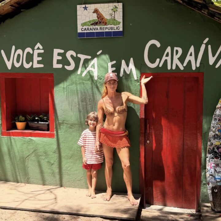 Giovanna Ewbank e Bruno Gagliasso desembarcam com os filhos em Caraíva para temporada de fim de ano