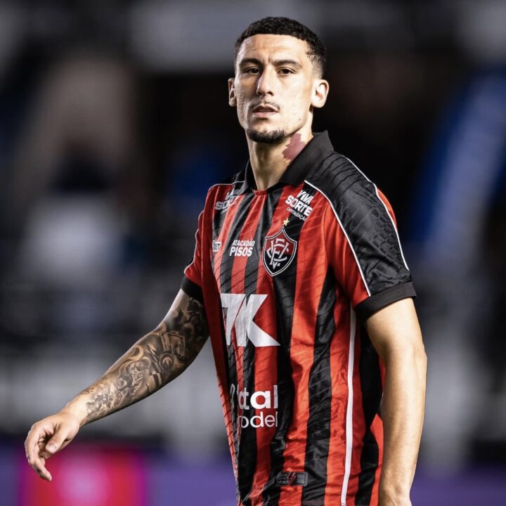 Vitória acerta compra de Baralhas e volante assina por três temporadas