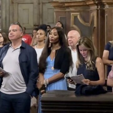 Naomi Campbell passa Natal no Brasil e assiste missa em igreja histórica